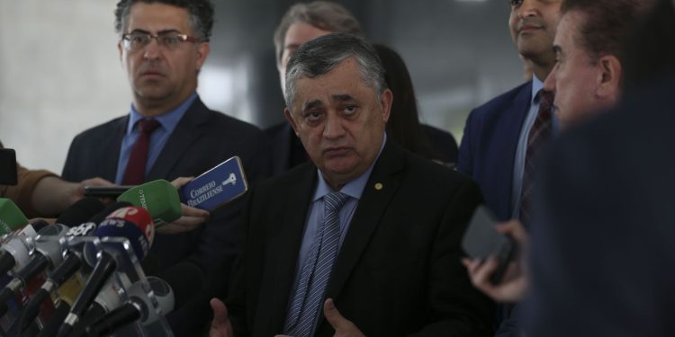 Reforma tributária pode ser votada até final do ano, diz Guimarães Reforma tributária pode ser votada até final do ano, diz Guimarães