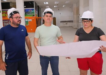 David Almeida vistoria obras dos centros de acolhimento para moradores de rua, no Centro de Manaus