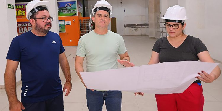 David Almeida vistoria obras dos centros de acolhimento para moradores de rua, no Centro de Manaus