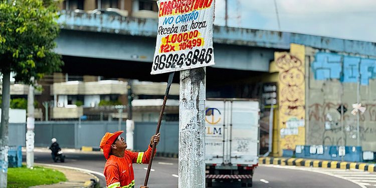 Faixas, cartazes e banneres em locais proibidos são retirados pela Prefeitura de Manaus Faixas, cartazes e banneres em locais proibidos são retirados pela Prefeitura de Manaus