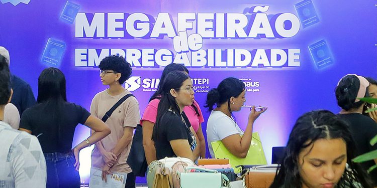 Megafeirão de empregos aproxima empresas e trabalhadores para combater o desemprego em Manaus