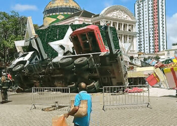 Guindaste tomba na montagem de árvore de Natal no Centro de Manaus; veja o vídeo