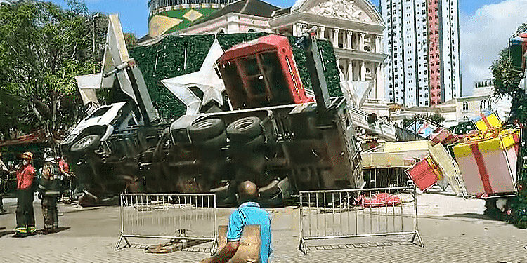 Guindaste tomba na montagem de árvore de Natal no Centro de Manaus; veja o vídeo