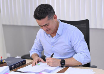 Quase 10 mil servidores da Educação em Manaus são beneficiados com ato de progressão assinado por David Almeida