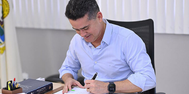 Quase 10 mil servidores da Educação em Manaus são beneficiados com ato de progressão assinado por David Almeida