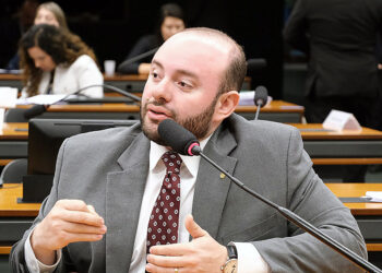 Comissão de Minas e Energia aprova projeto de Fausto Jr. que protege famílias carentes contra distribuidoras de energia