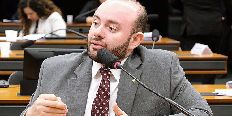 Comissão de Minas e Energia aprova projeto de Fausto Jr. que protege famílias carentes contra distribuidoras de energia