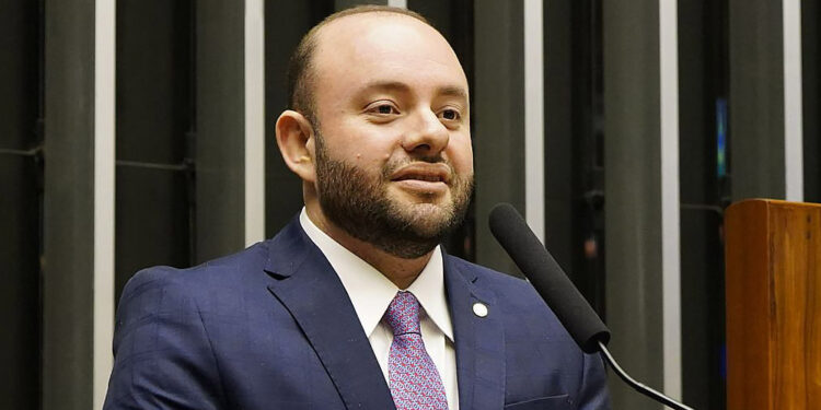 Deputado Fausto Jr. propõe lei para ampliar a detecção precoce do câncer de colo do útero pelo SUS