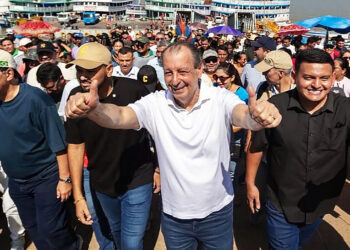 Em Beruri, Omar Aziz vistoria obra no porto e unidades de Saúde na cidade