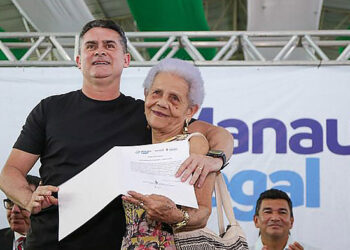 Mais de 400 famílias do  bairro Santa Luzia recebem registros de imóveis entregues pela Prefeitura de Manaus