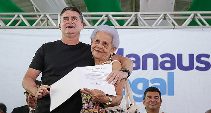 Mais de 400 famílias do  bairro Santa Luzia recebem registros de imóveis entregues pela Prefeitura de Manaus