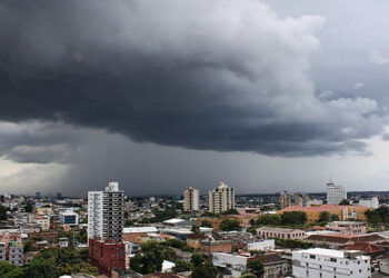 Dia começa com chuva forte em Manaus; Defesa Civil alerta para risco de temporais