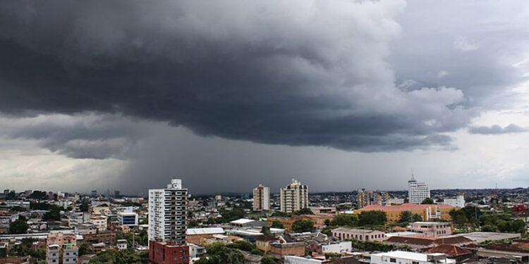 Dia começa com chuva forte em Manaus; Defesa Civil alerta para risco de temporais
