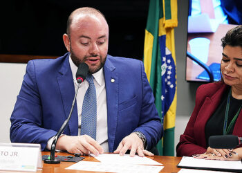 Deputado Fausto Jr. aprova indicação de quase R$ 8 bilhões para projetos de desenvolvimento regional no Brasil