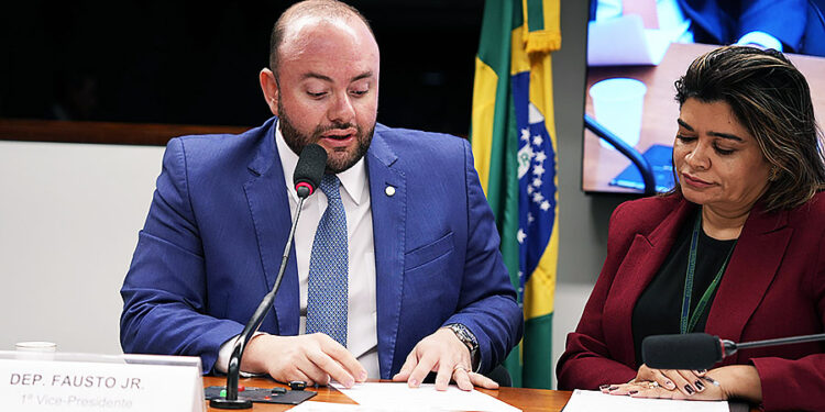 Deputado Fausto Jr. aprova indicação de quase R$ 8 bilhões para projetos de desenvolvimento regional no Brasil