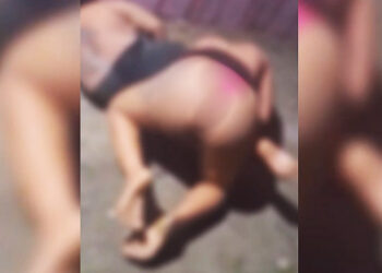 Mulheres brigam por homem casado, rasgam a roupa e vizinhos gravam tudo; veja o vídeo