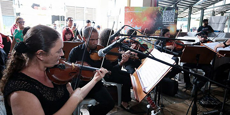 Concultura leva orquestra com música clássica ao mercado Adolpho Lisboa, em apresentação histórica