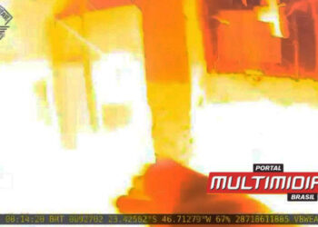 Vídeo – Para não ser levada pela polícia, mulher explode gás de cozinha e destrói própria casa e de vizinhos