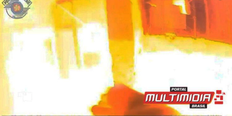 Vídeo – Para não ser levada pela polícia, mulher explode gás de cozinha e destrói própria casa e de vizinhos