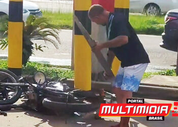 Vídeo: homem destrói a própria moto para o veículo não ser apreendido pelo Detran, em Manaus