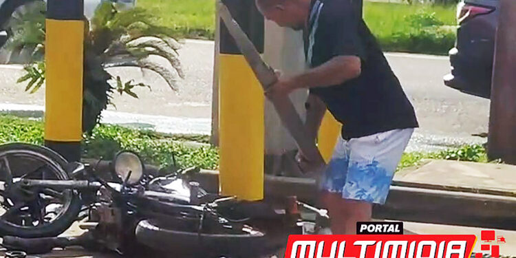Vídeo: homem destrói a própria moto para o veículo não ser apreendido pelo Detran, em Manaus
