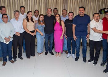 Omar recebe comitiva de prefeitos e ex-prefeitos, de olho no fortalecimento político para 2026