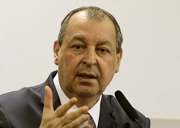 Pesquisa para governo do AM coloca Omar Aziz na liderança em Manaus e interior do Estado