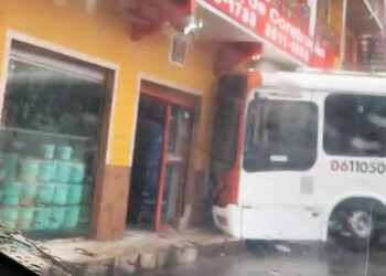 Vídeo: ônibus perde os freios na chuva forte e invade loja de material de construção em Manaus