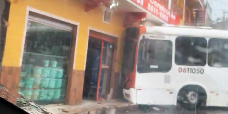 Vídeo: ônibus perde os freios na chuva forte e invade loja de material de construção em Manaus