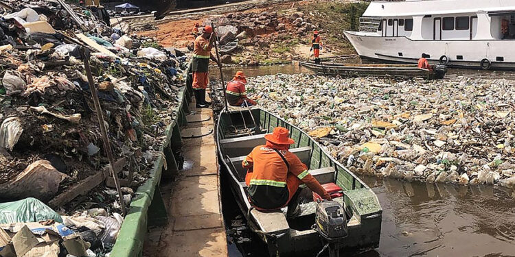 Marina do Davi recebe operação limpeza e remove toneladas de lixo no Tarumã