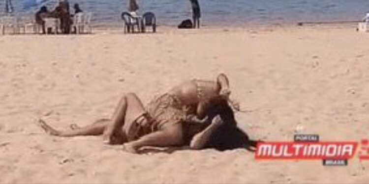 Vídeo: amigas se desentendem após bebedeira e rolam na areia em praia de Maués
