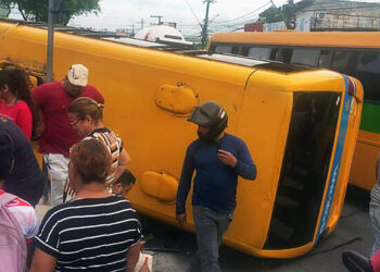 Vídeo – ‘Amarelinho’ tomba e deixa passageiros feridos na zona leste de Manaus