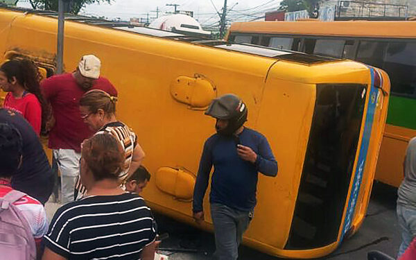 Vídeo – ‘Amarelinho’ tomba e deixa passageiros feridos na zona leste de Manaus