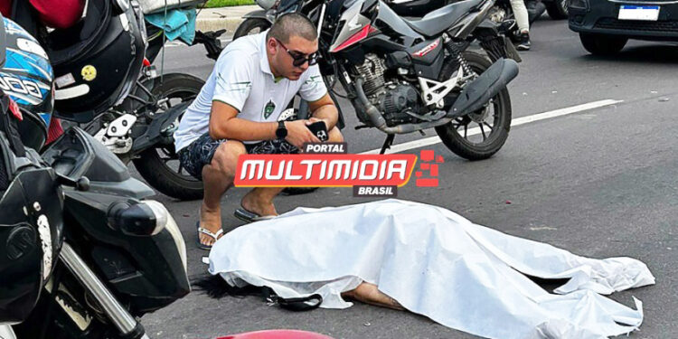 Vídeo – Mulher na garupa de moto é atropelada duas vezes em acidente grave na av. das Torres