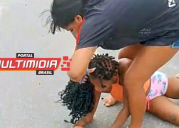 Vídeo: esposa faz emboscada para amante do marido, corta os cabelos e rasga roupas dela no meio da rua