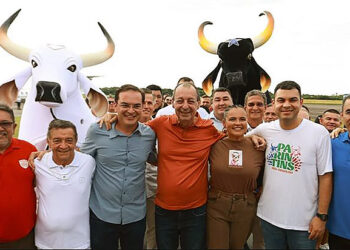 Em Parintins, Omar Aziz vistoria obra no muro de arrimo e construção da maior maternidade do interior do AM