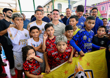 Moradores do bairro Mauzinho ganham ginásio poliesportivo entregue por David Almeida