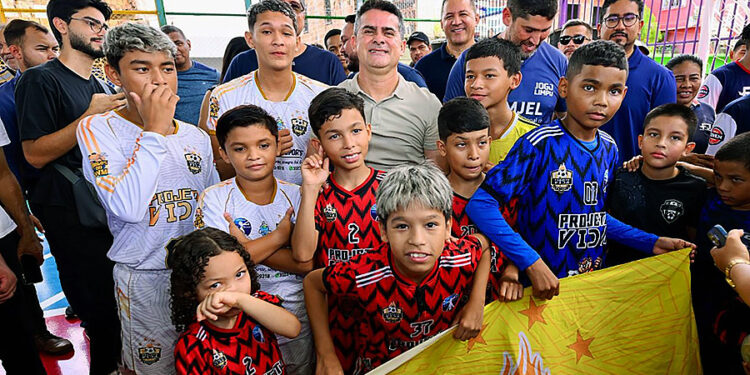 Moradores do bairro Mauzinho ganham ginásio poliesportivo entregue por David Almeida