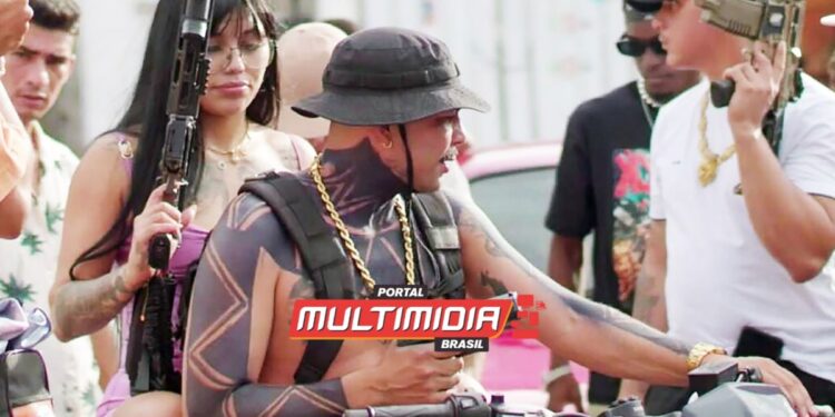 Vídeo – Garota morta com tiro do vizinho aparece segurando fuzil em clipe na Internet