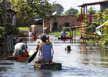 Cheia dos rios amazônicos alcança 35 cidades e deixa municípios em alerta e emergência