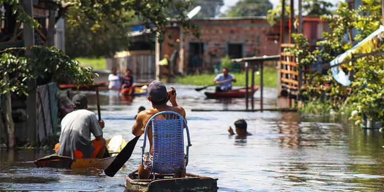 Cheia dos rios amazônicos alcança 35 cidades e deixa municípios em alerta e emergência