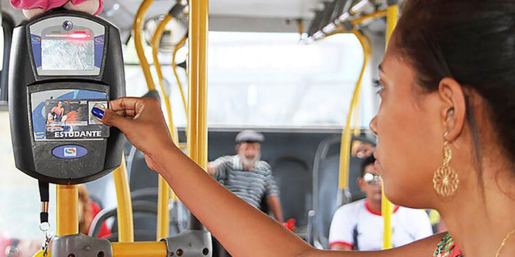 Gratuidade na passagem de ônibus em Manaus já pode ser solicitada pelos estudantes