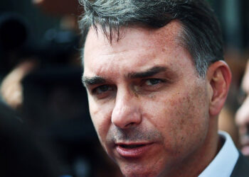 Flávio Bolsonaro pode se tornar cidadão do AM, propõe deputado delegado Péricles