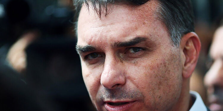 Flávio Bolsonaro pode se tornar cidadão do AM, propõe deputado delegado Péricles