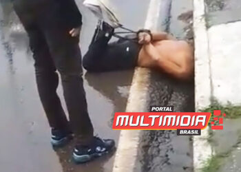 Vídeo – Suspeito de roubos na Manaus Moderna é jogado em bueiro com esgoto da feira