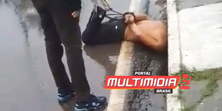 Vídeo – Suspeito de roubos na Manaus Moderna é jogado em bueiro com esgoto da feira