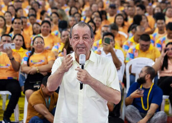 Em Parintins, Omar Aziz participa da abertura do ano letivo e mostra força política na ‘terra do boi-bumbá’