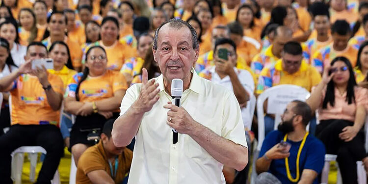 Em Parintins, Omar Aziz participa da abertura do ano letivo e mostra força política na ‘terra do boi-bumbá’