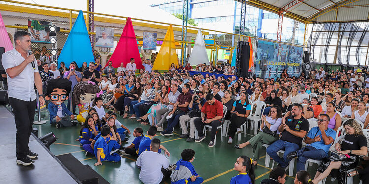Ano letivo em Manaus foi aberto hoje pelo prefeito David Almeida, com promessa de mais investimentos em Educação
