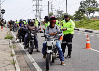 Motos barulhentas e com documentos vencidos são tiradas de circulação em operação da Prefeitura de Manaus